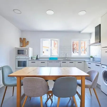 Apartman Moderno Y Acogedor Piso En *
