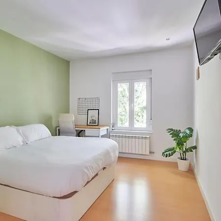 Moderno Y Acogedor Piso En * サラマンカ